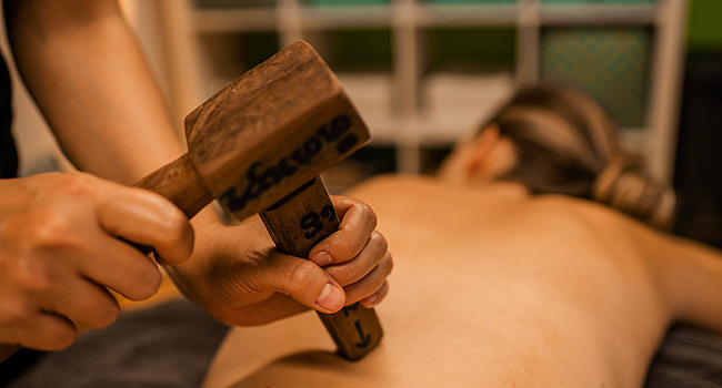 Hammer und Griffel zur Tok Sen Massage